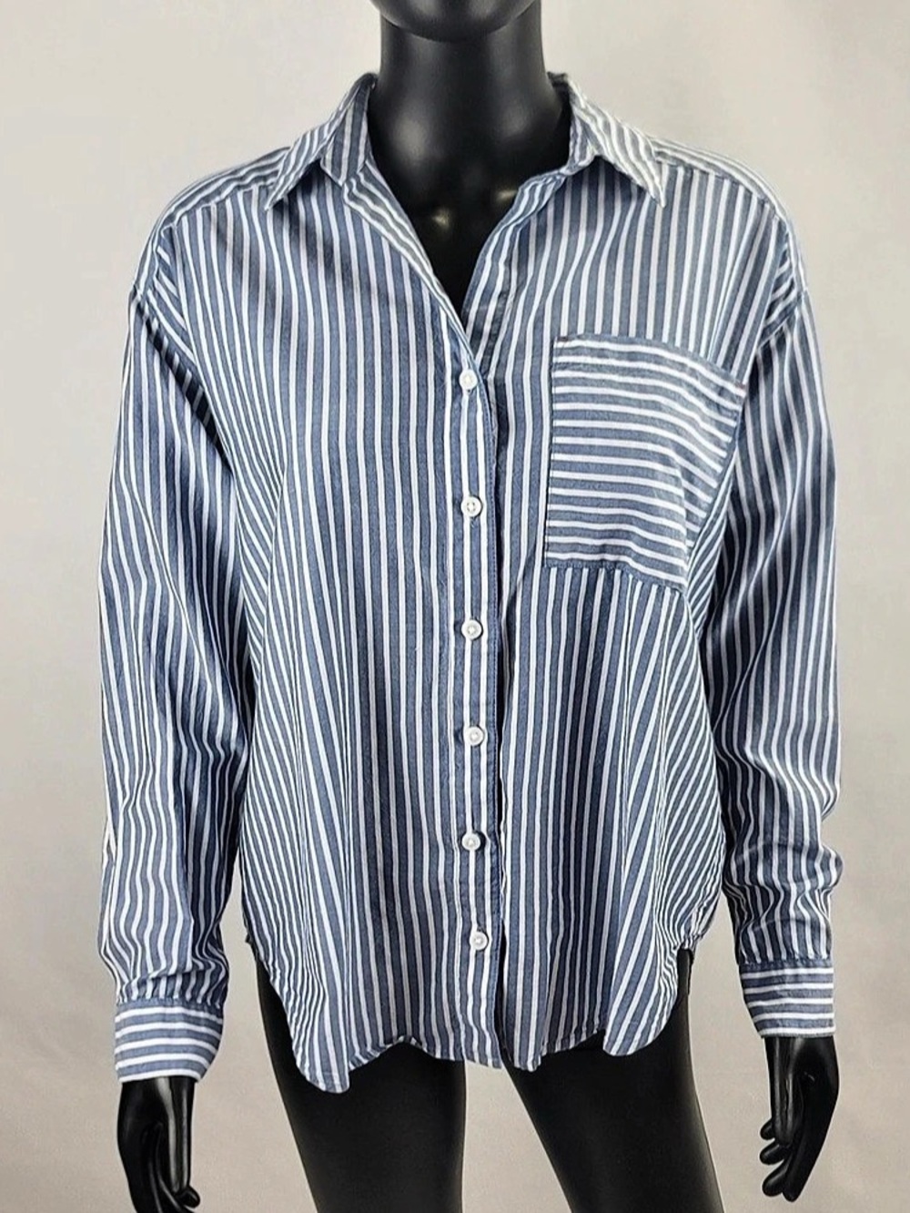 BeachLunchLounge Striped Button Down Shirt in Blue & White Size Small LikeNew